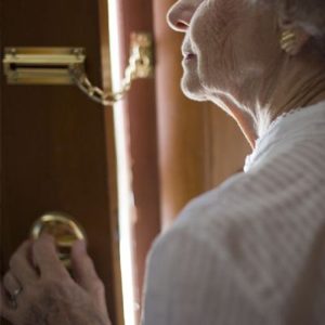 Falso incidente della figlia: anziana consegna 25mila euro in gioielli per “evitarle il carcere”