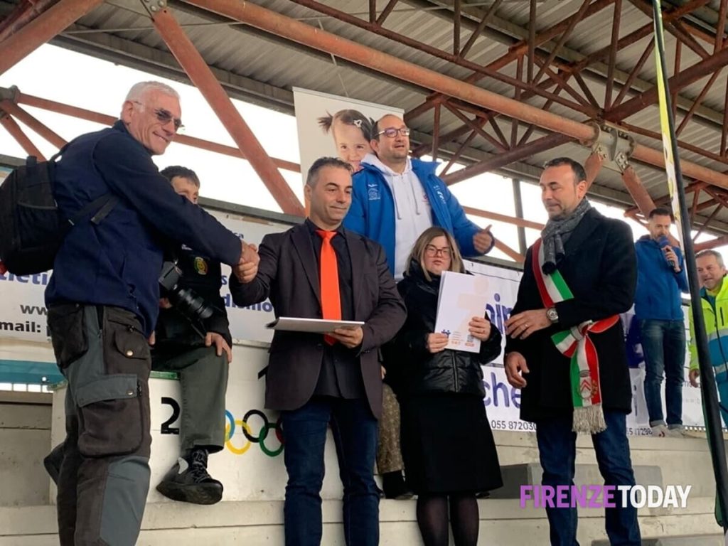 Un nuovo defibrillatore in dono per l’associazione Trisomia 21