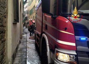 Esplode boiler dell'acqua: in due si buttano dalla finestra per salvarsi