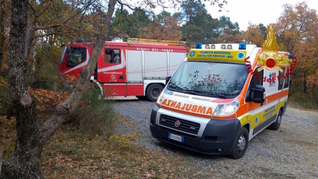 Ciclista cade in un sentiero, soccorso dai vigili del fuoco