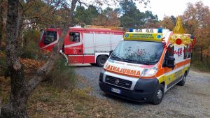 Ciclista cade in un sentiero, soccorso dai vigili del fuoco