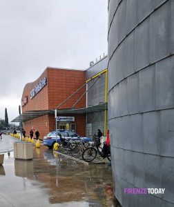 Giovanissimi aprono confezione di fragole alla Coop e le mangiano, poi uno colpisce il vigilante che li redarguisce