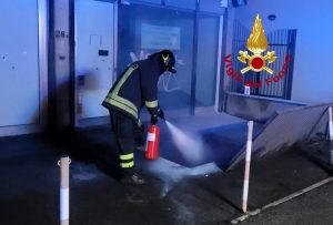 Incendio in una cabina elettrica, evacuato condominio