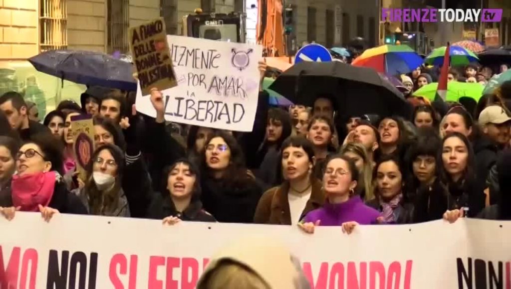 In centinaia al corteo transfemminista per le strade di Firenze VIDEO