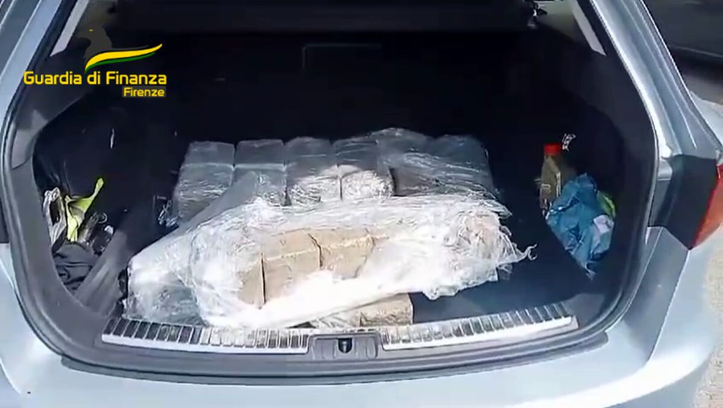 Firenze Mare, maxi sequestro di hashish: fermato corriere della droga VIDEO