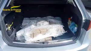 Firenze Mare, maxi sequestro di hashish: fermato corriere della droga  VIDEO