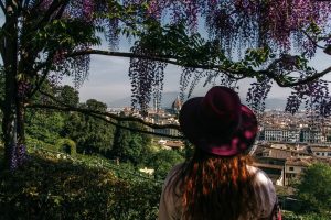 Tunnel del glicine e mostre di fotografia: a Villa Bardini arriva la nuova navetta elettrica gratuita per la visita del giardino 