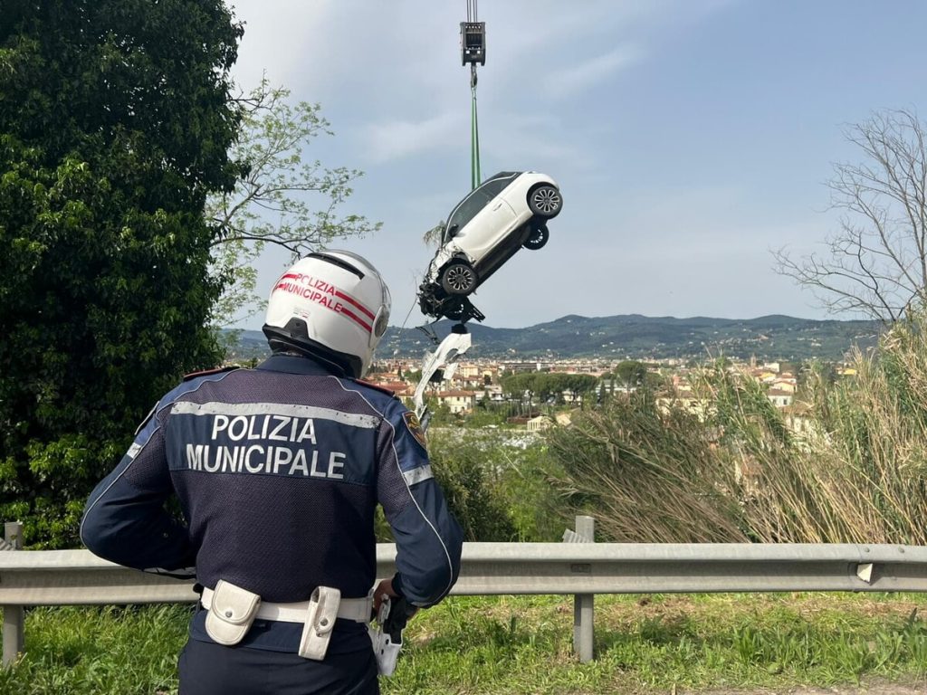 Vola di sotto con l’auto dal Viadotto Marco Polo e si allontana FOTO