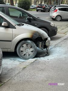 Principio di incendio su auto, torna l'incubo piromane / FOTO