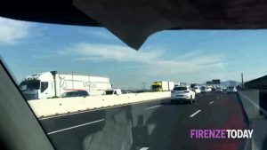 Si ribalta mezzo pesante, traffico bloccato
