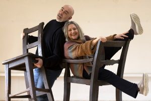 Carlina Torta e Aldo Gentileschi nello spettacolo tragicomico "Ospiti"