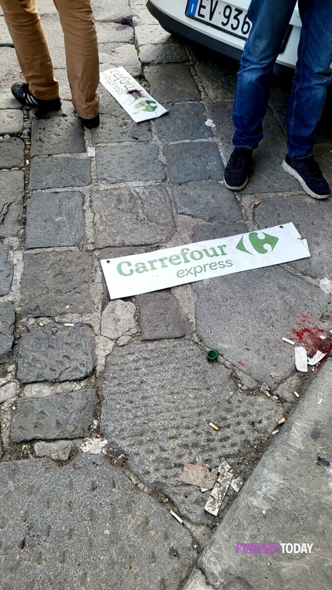 Festa in San Frediano del 25 Aprile: vandalismo contro il Carrefour di Piazza Tasso
