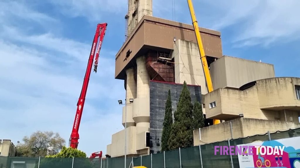 San Donnino, al via la demolizione delle ciminiere dell'ex inceneritore: "Giornata storica" / VIDEO