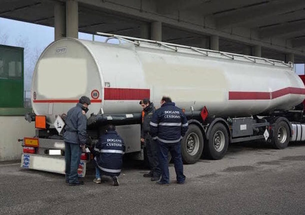 Gasolio non conforme: sequestrati 18500 litri / FOTO