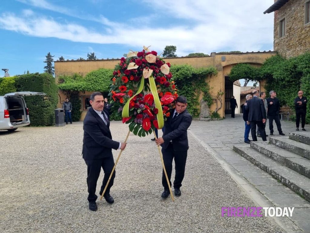 Funerali di Roberto Cavalli: a San Miniato l'ultimo saluto allo stilista fiorentino / FOTO e VIDEO