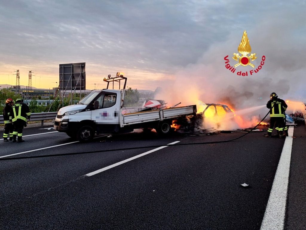 Grave incidente, auto contro furgone: tre feriti, corisa autostradale temporaneamente chiusa / LE IMMAGINI