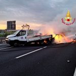 Grave incidente, auto contro furgone: tre feriti, corisa autostradale temporaneamente chiusa / LE IMMAGINI