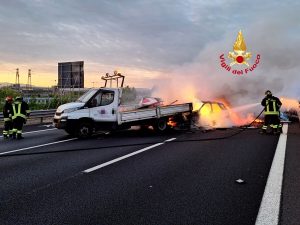 Grave incidente, auto contro furgone: tre feriti, corisa autostradale temporaneamente chiusa / LE IMMAGINI