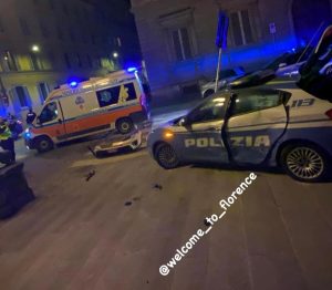 Centro: maxi incidente tra una volante della polizia e un'auto / FOTO