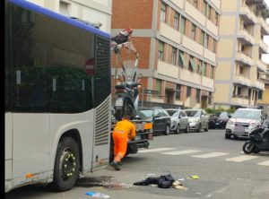 Scontro bus-scooter, donna a Careggi in codice rosso