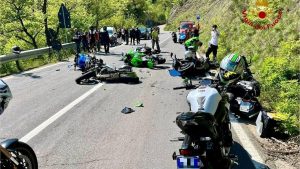 Incidente in Appennino, sette moto coinvolte: un ferito è grave