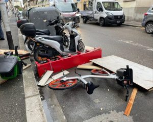 Lancia oggetti in strada dall’appartamento occupato. Una residente: “È diventato un incubo”