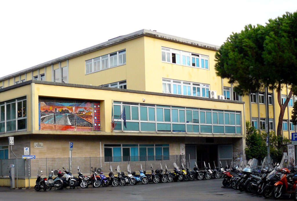 Lettere con insulti e minacce alla preside del liceo Da Vinci