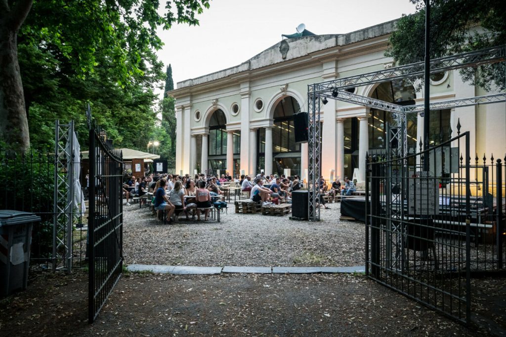 "La Notte Blu": alla Limonaia di Villa Strozzi concerto dello Stado Sociale e talk sull'intelligenza artificiale