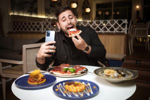 La storia di Lorenzo, una vita da food influencer: "Ecco il segreto per avere successo. Guadagni? Rispondo così"
