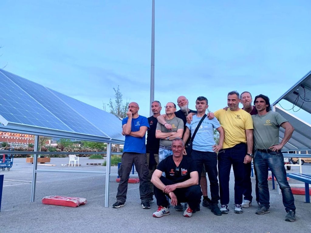 Ex Gkn, al presidio sindacale torna la luce grazie ai pannelli solari arrivati dalla Germania