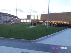 Improvvisa uno “street food” alla stazione e offre il cibo agli agenti