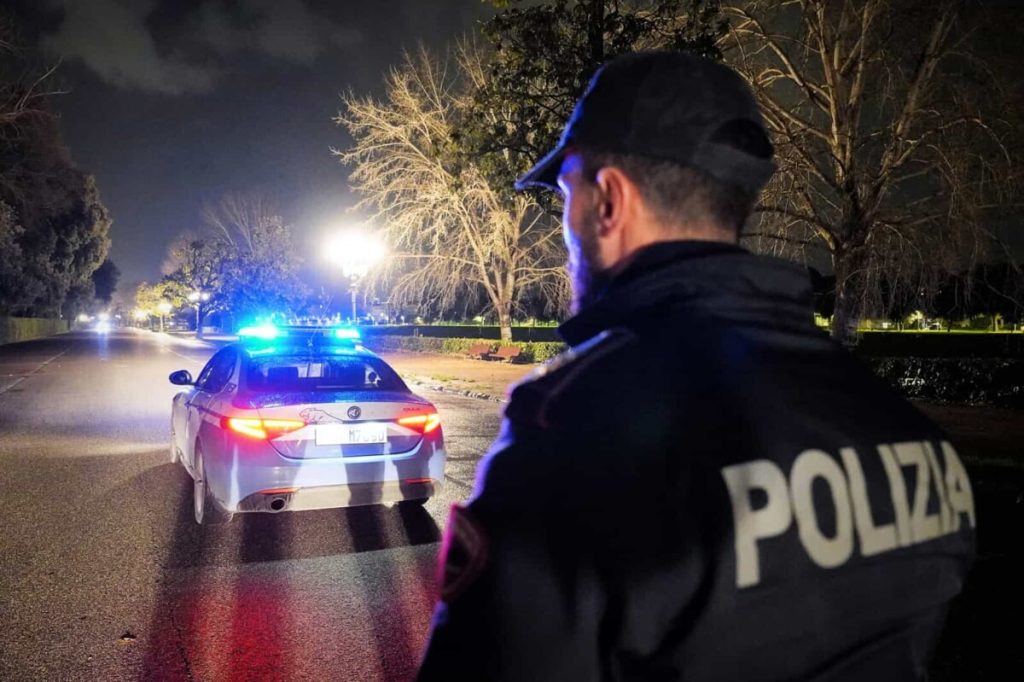 Aggredita e rapinata alla fermata delle Cascine, donna in stato di shock