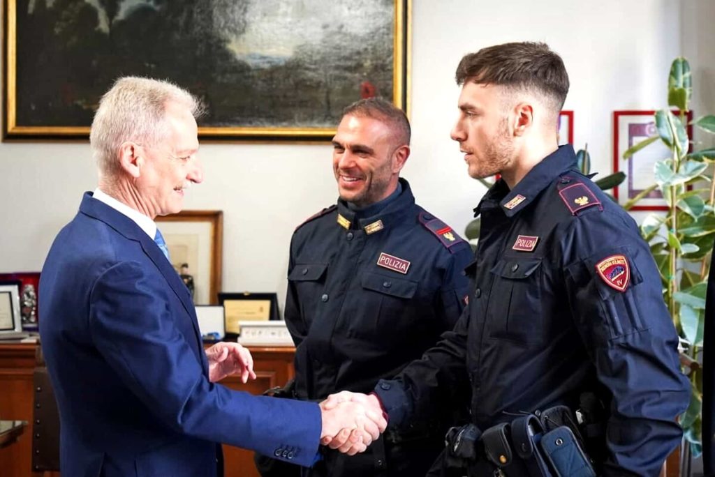 Ruba per fame: la polizia gli fa la spesa