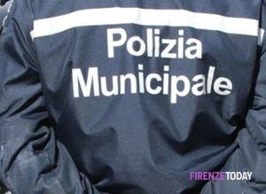 Mercatino abusivo alla fermata della tramvia, sequestrati oltre mille articoli