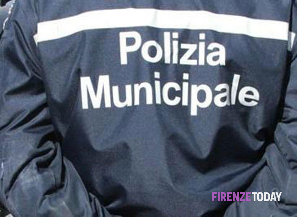 Mercatino abusivo alla fermata della tramvia, sequestrati oltre mille articoli