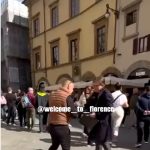 Tackle di Nardella: il sindaco manda via i truffatori dal Duomo  VIDEO