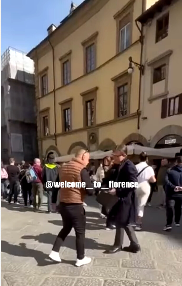 Tackle di Nardella: il sindaco manda via i truffatori dal Duomo VIDEO