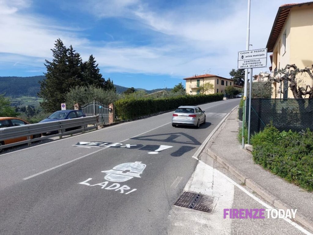 Cancellate dal Comune, tornano le scritte contro il nuovo autovelox: "Ladri" / FOTO