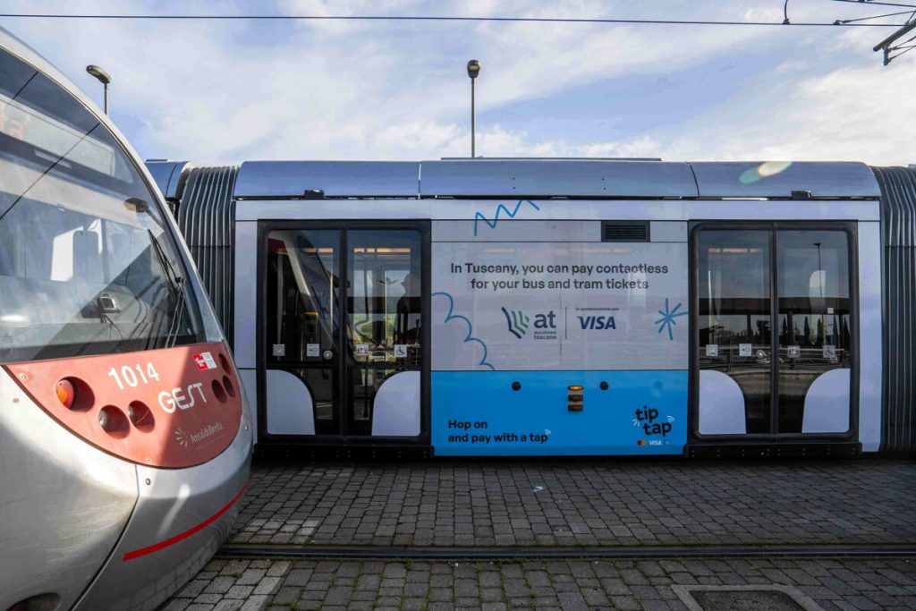 Turismo e trasporti, oltre 127 mila “tap” in 11 giorni in Toscana: il contactless piace