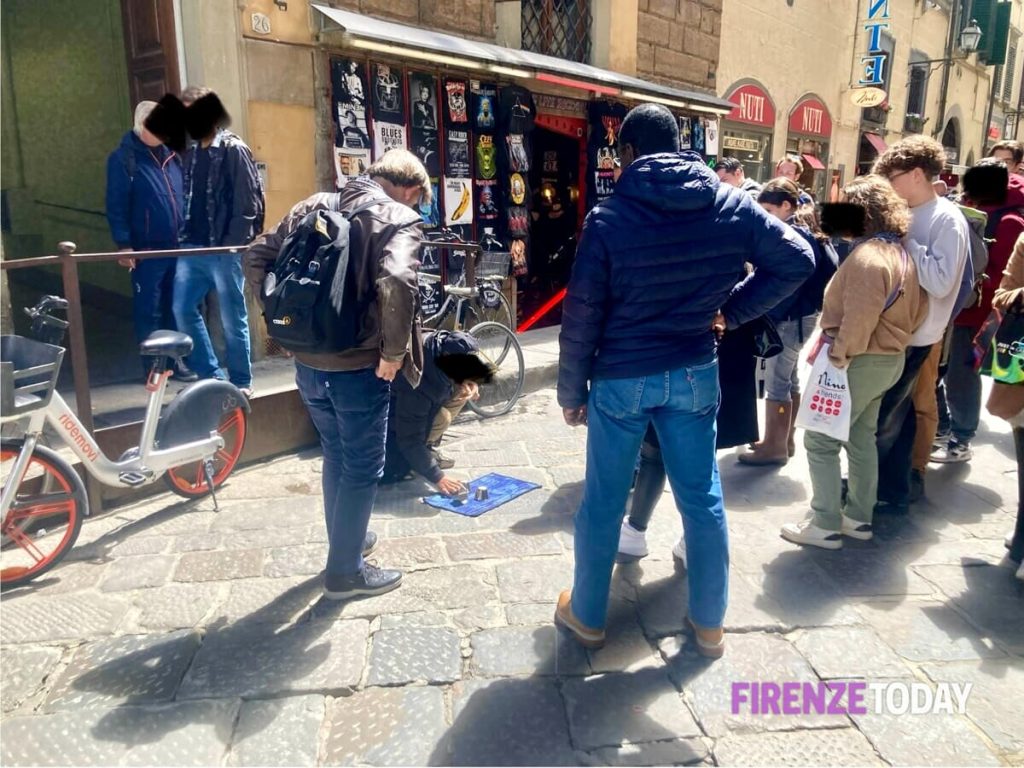 Centro storico, torna la truffa delle tre carte / FOTO