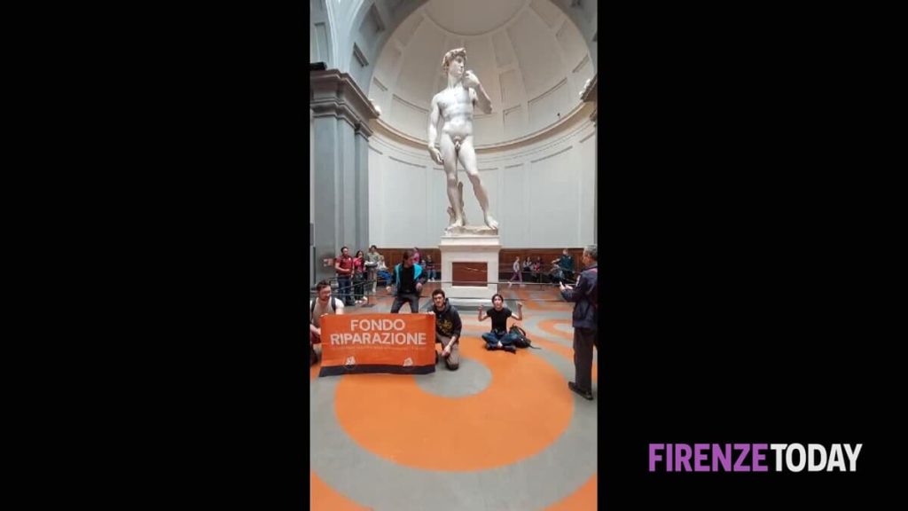 Nuovo blitz ambientalista: gli attivisti in azione al David dell'Accademia/ FOTO - VIDEO
