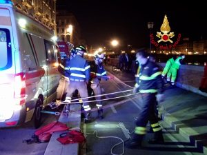Turista si tuffa in Arno di notte, salvato dai vigili del fuoco