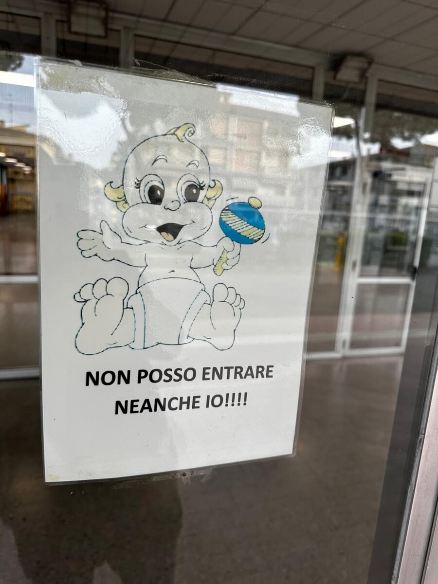 Scuola “vietata” ai neonati durante i colloqui dei genitori