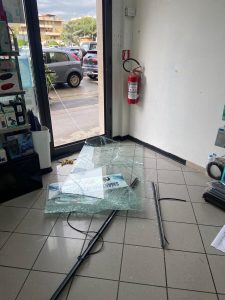 Piazza del Mercato a Scandicci: spaccata nel negozio di cover 