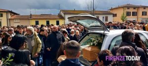 Un migliaio al funerale di Mattia Giani, un tifoso: “Per noi il campionato finisce qui”