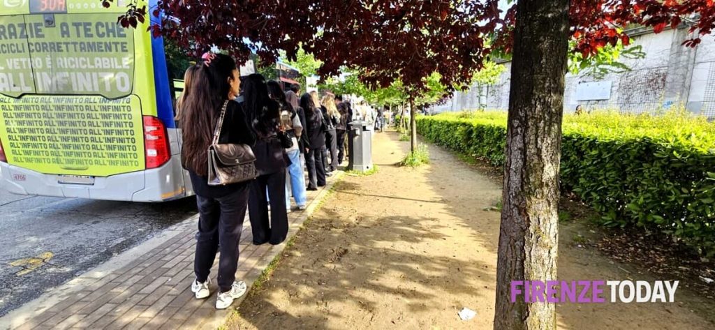 LuisaViaRoma, tutti in coda alla stazione Leopolda a caccia dell’affare FOTO