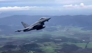 Lo spettacolare saluto del caccia ai soccorritori del Pegaso / VIDEO