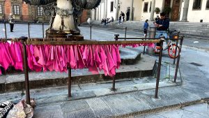 Femminicidi, vandalizzata l’installazione dedicata alle vittime