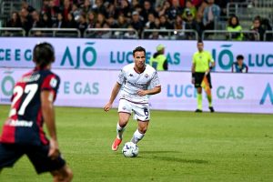 Cagliari-Fiorentina 2-3: un rigore di Arthur nel recupero dà la vittoria ai viola