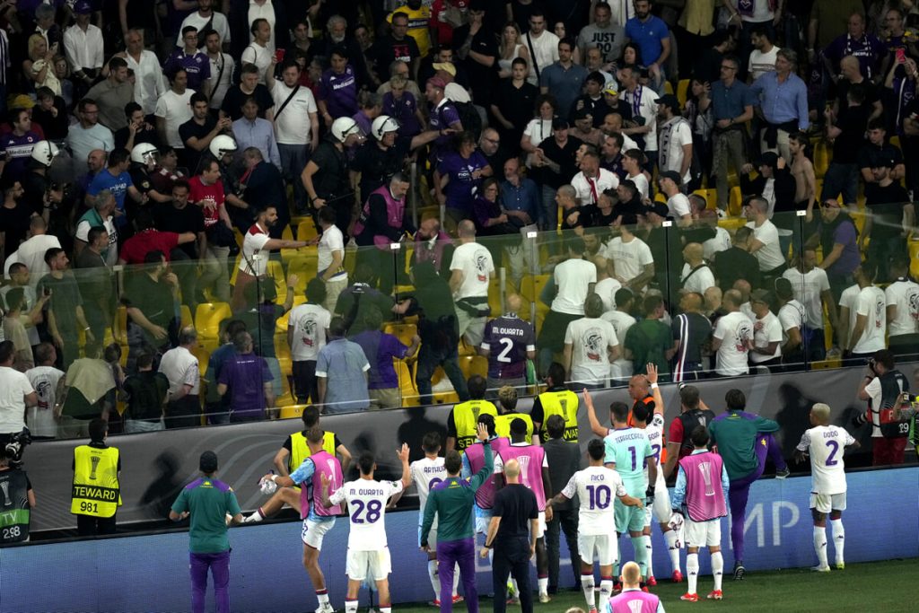 Atene: tifosi dell'Olympiacos invadono il settore viola, i giocatori sotto gli spalti a calmare i tifosi / VIDEO